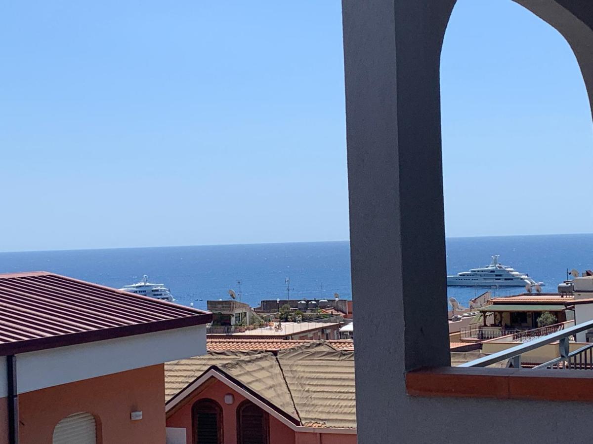Residence La Fenice Ff Giardini Naxos Exteriör bild
